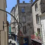 Studio lumineux Intra-muros à 2 pas de la plage.