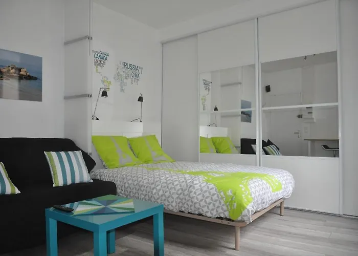 Studio lumineux Intra-muros à 2 pas de la plage.